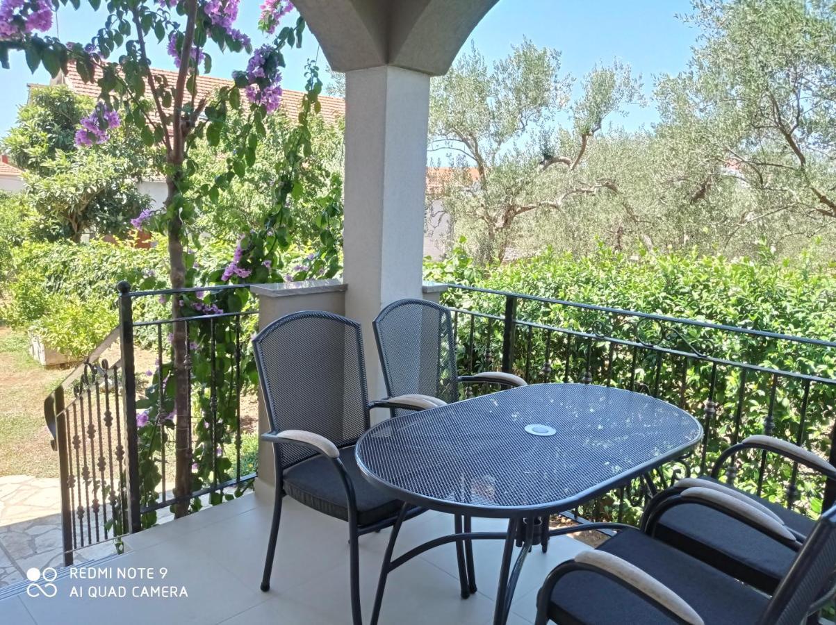 Apartments Vodopija 300M To The Beach Sveti Filip i Jakov Rom bilde