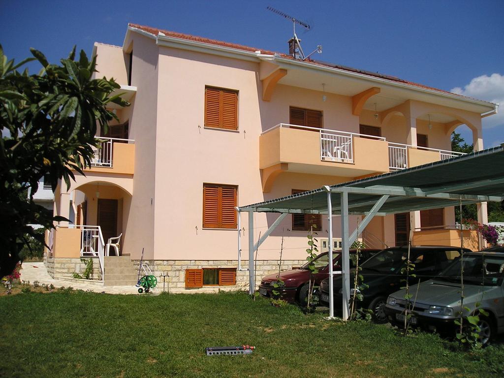 Apartments Vodopija 300M To The Beach Sveti Filip i Jakov Eksteriør bilde