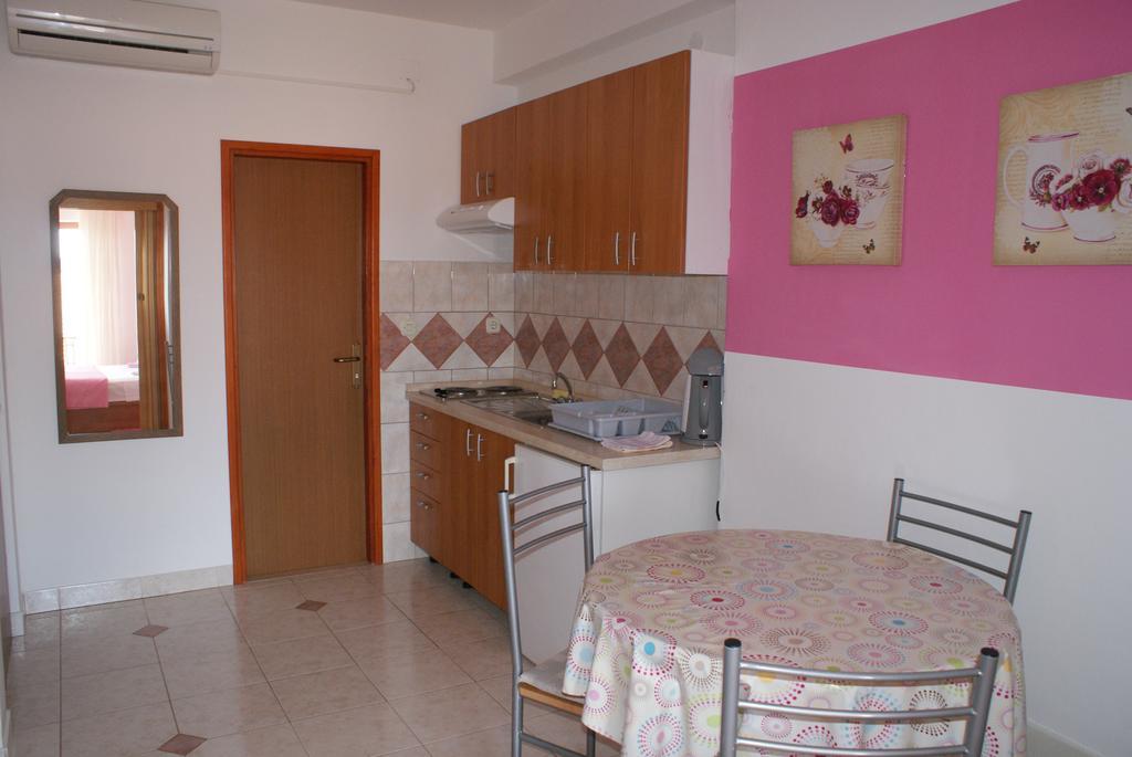 Apartments Vodopija 300M To The Beach Sveti Filip i Jakov Eksteriør bilde